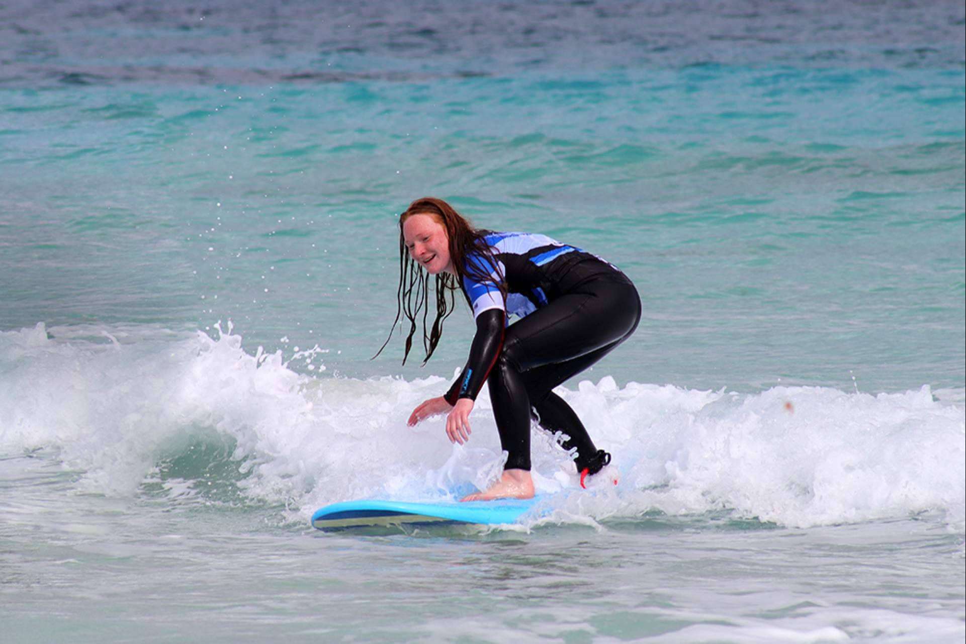 La sonrisa de las primeras olas practicando surf