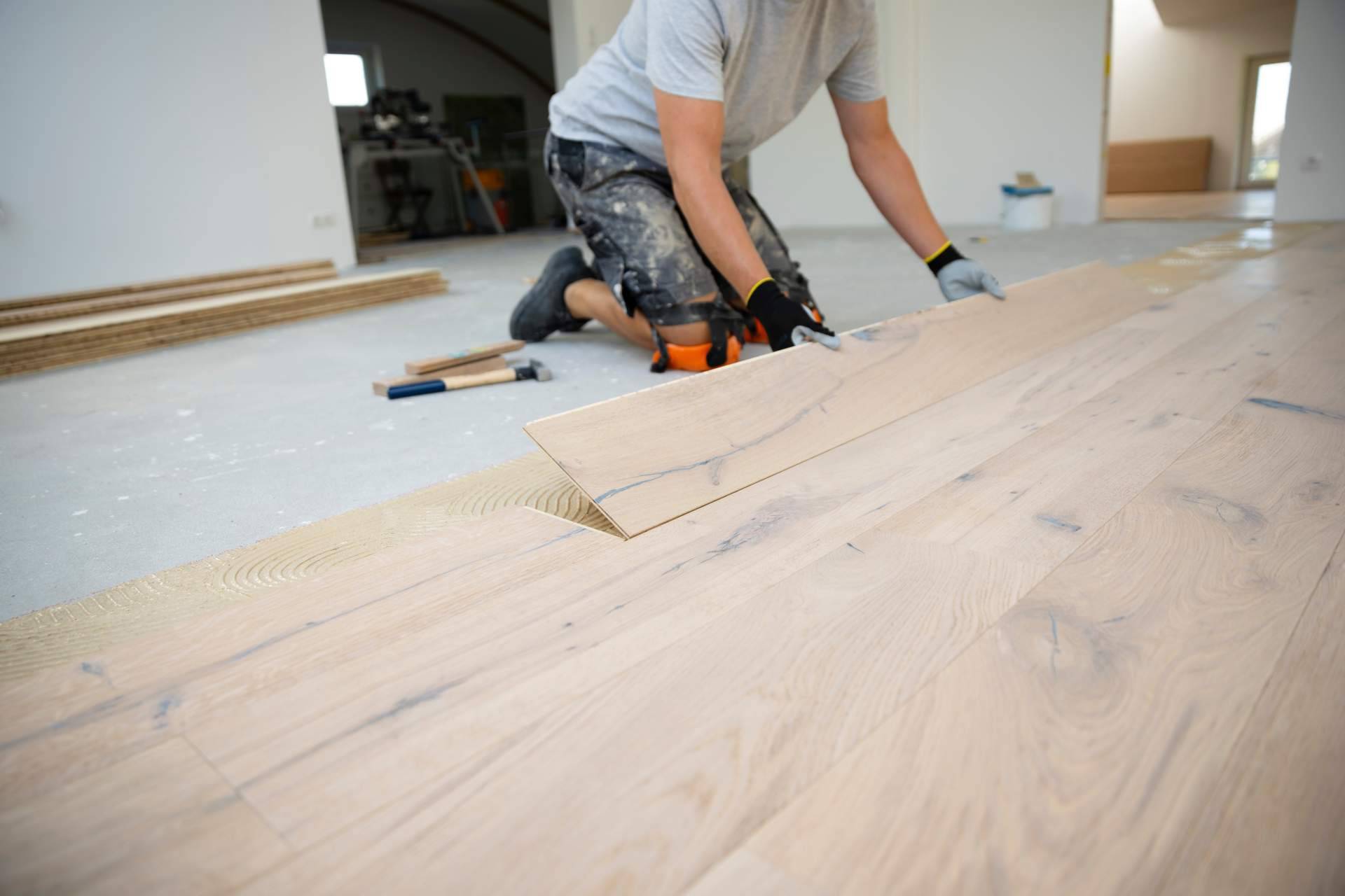 En ApliService se especializan en la instalación de parquet y puertas de interior