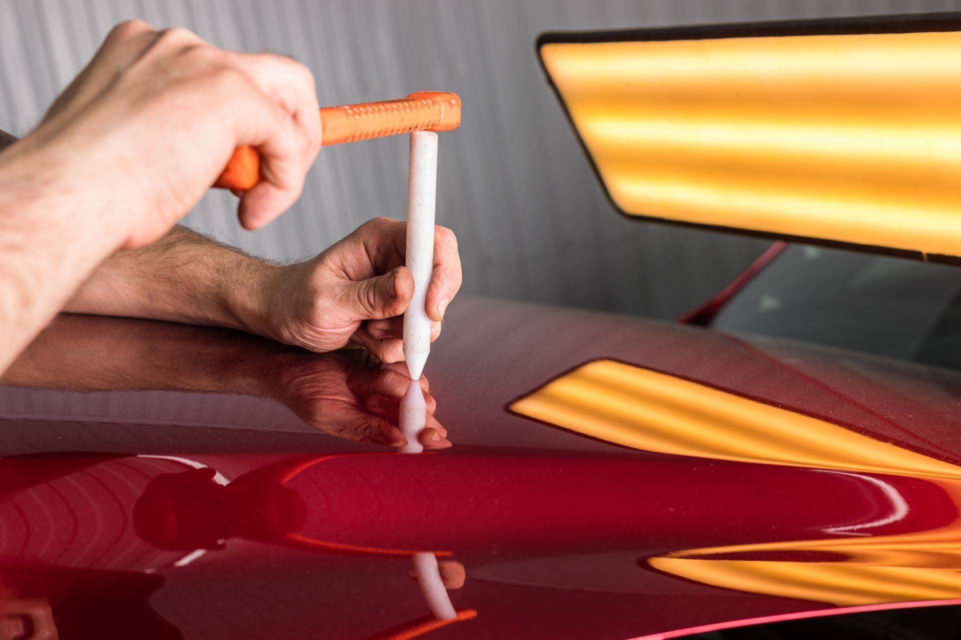 Quitar un bollo del coche sin necesidad de pintar