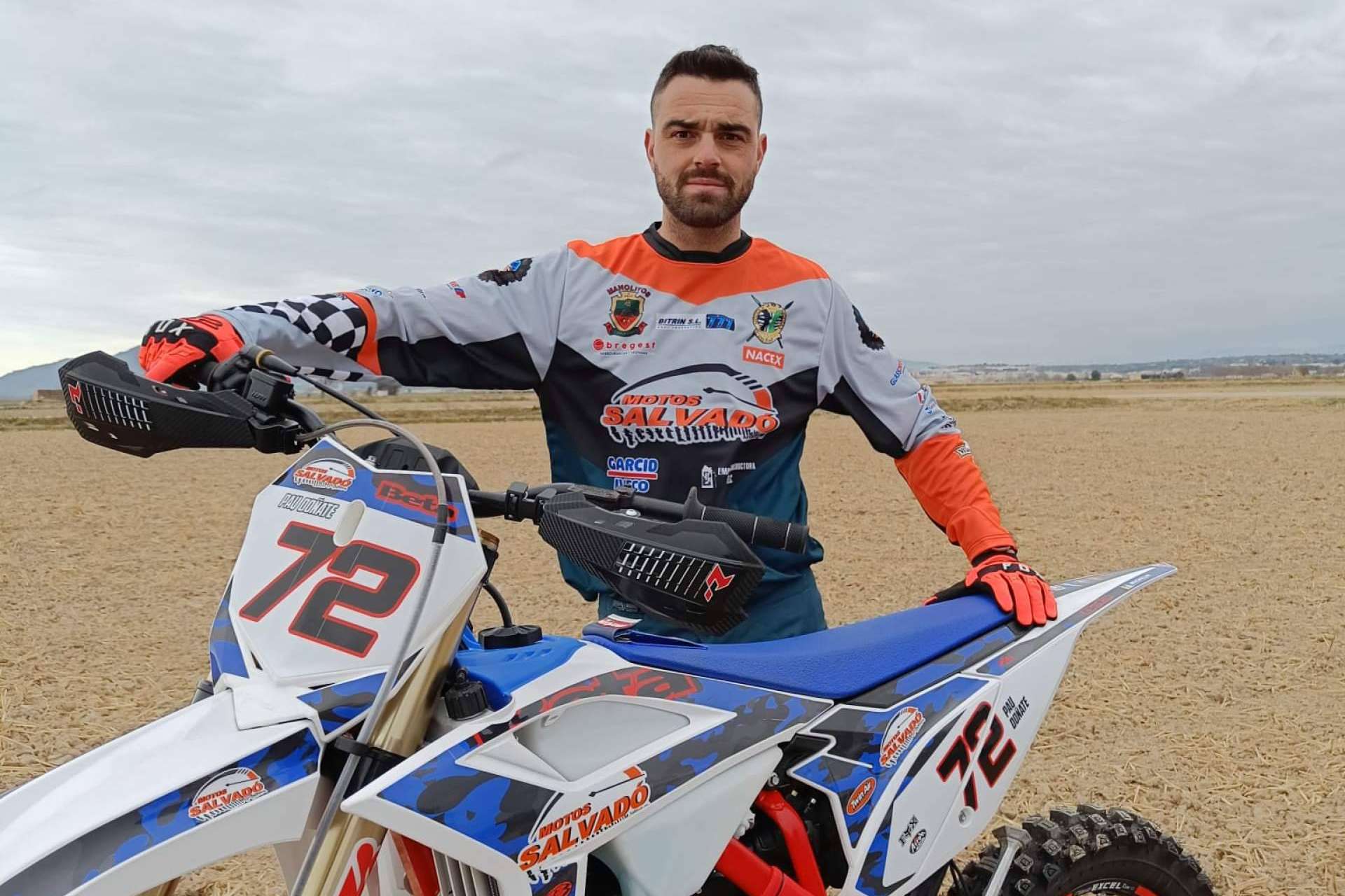 Confort, resistencia y estilo, la nueva camiseta de motocross de ADHESIVOSEMBARRADOS ya disponible