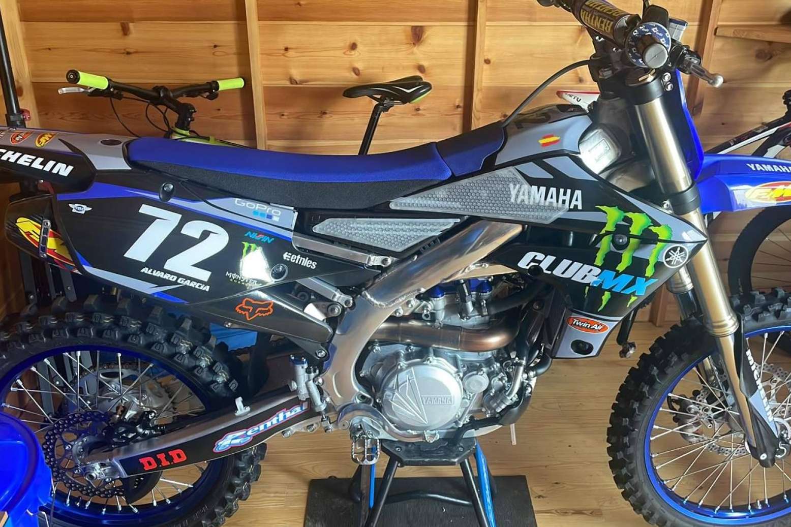 ADHESIVOSEMBARRADOS lanza pegatinas para moto de alta resistencia con diseños personalizables