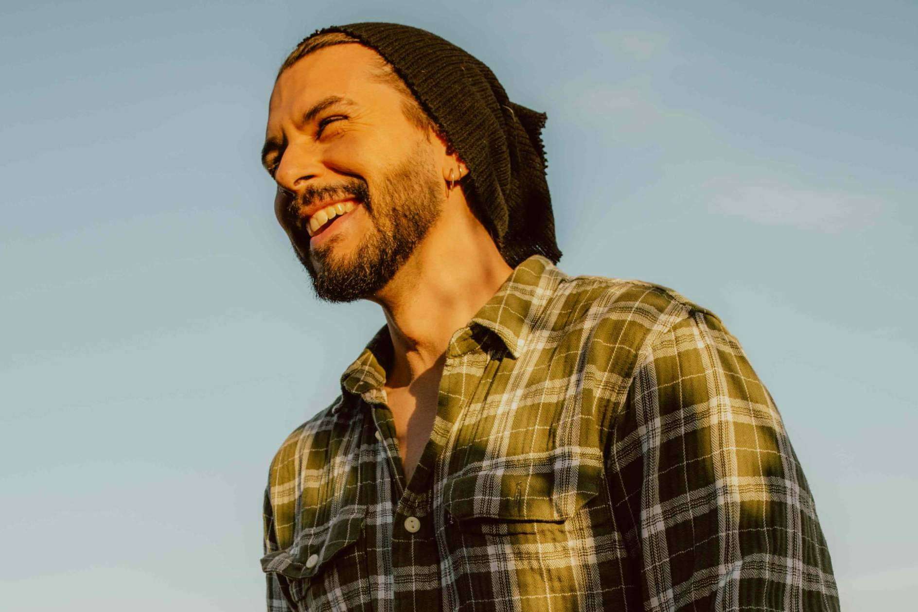 Alex Bencomo presenta su nuevo single 'GRANDE'