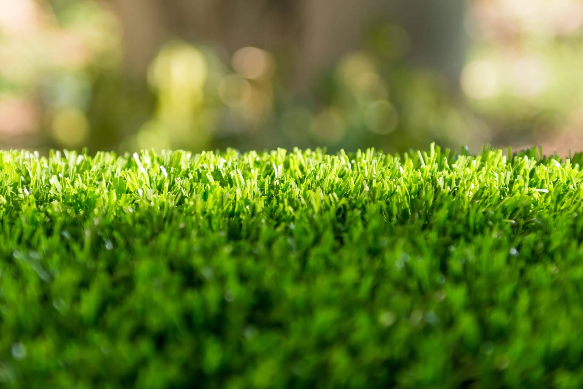 ¿Cómo afectan los cambios de temperatura al césped artificial?
