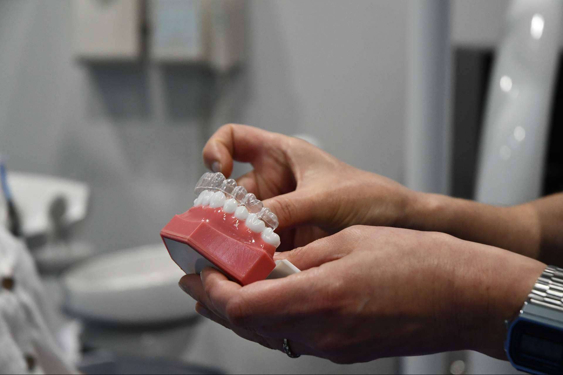 Una sonrisa brillante sin esfuerzos, por los expertos de Clínica Dental Dr. Espinosa