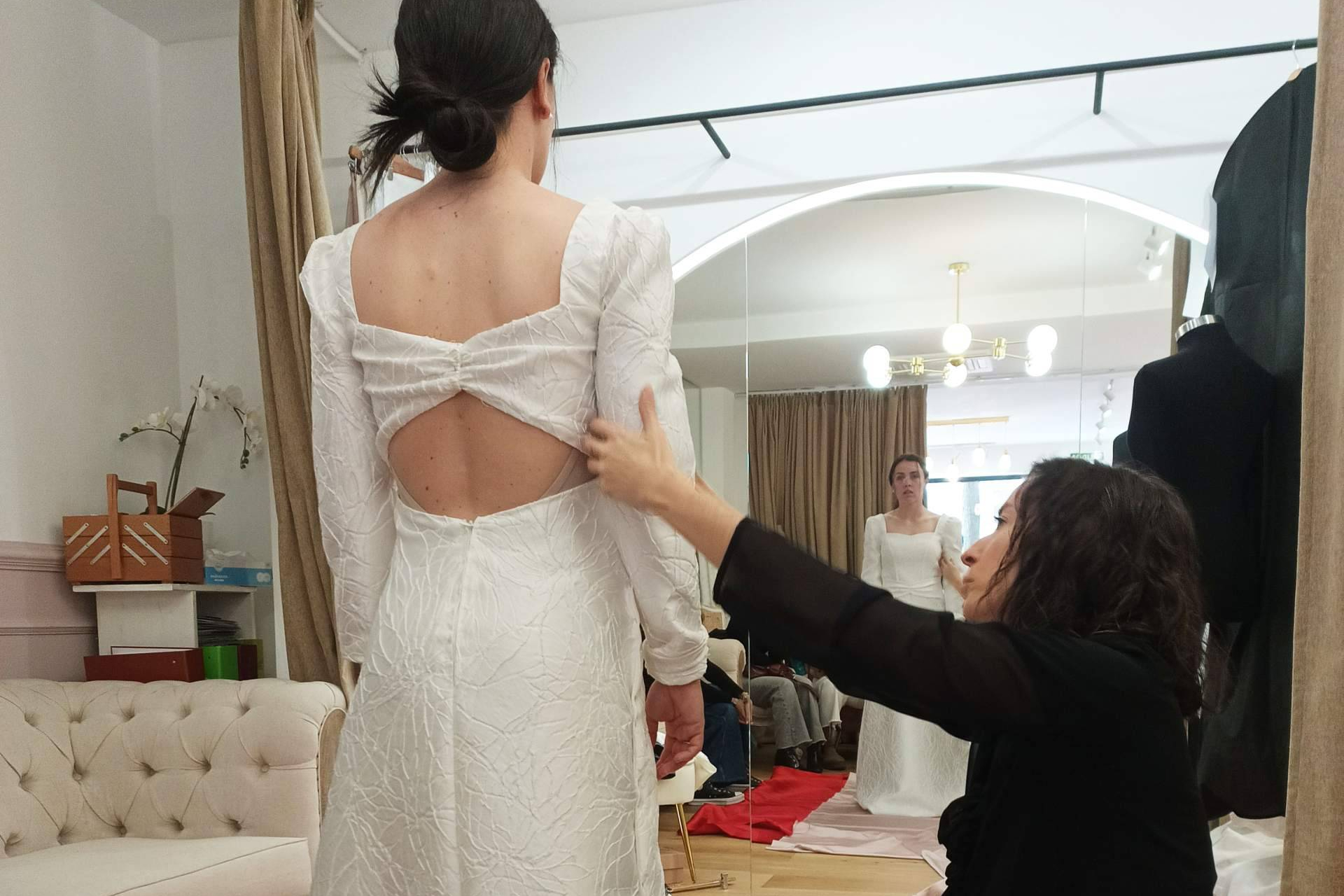 De la tela al altar; así es una prueba de novia en el atelier deValérie