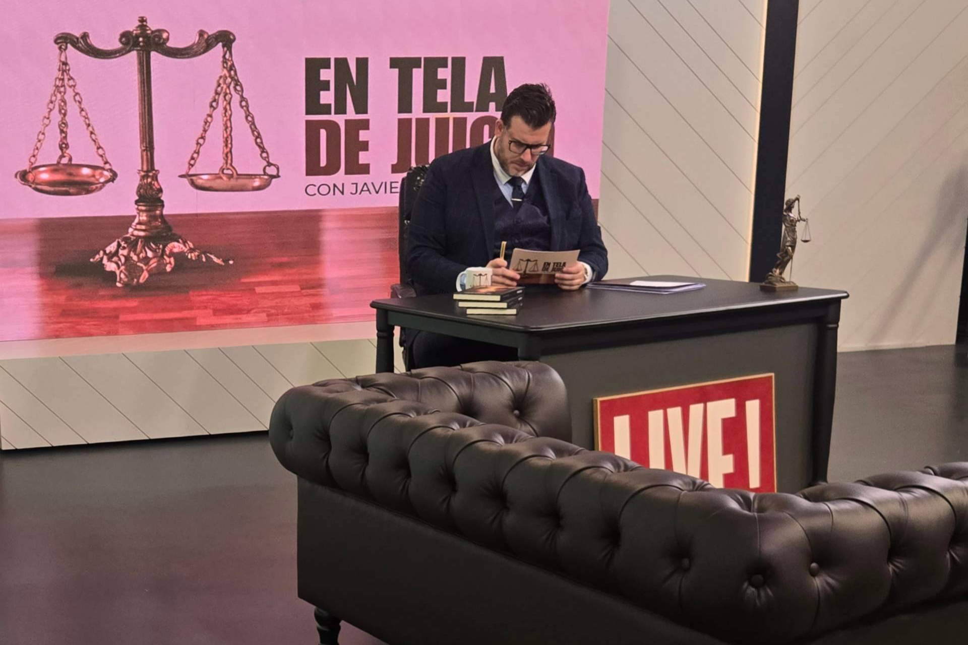 Javier Guerrero produce, dirige y presenta el éxito televisivo 'En Tela de Juicio'