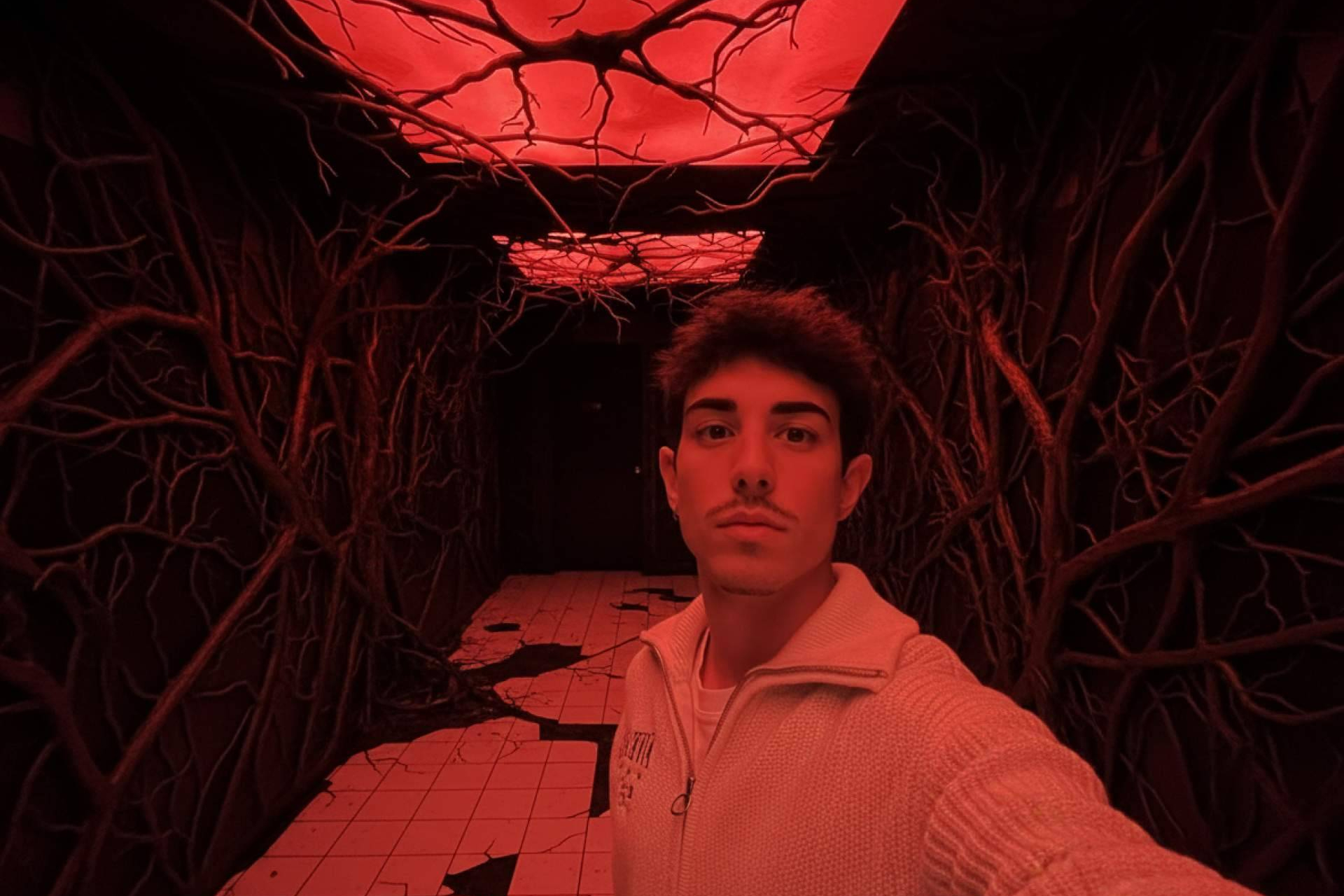 El influencer Hugo Calafer convierte su casa en Stranger Things y desata el caos