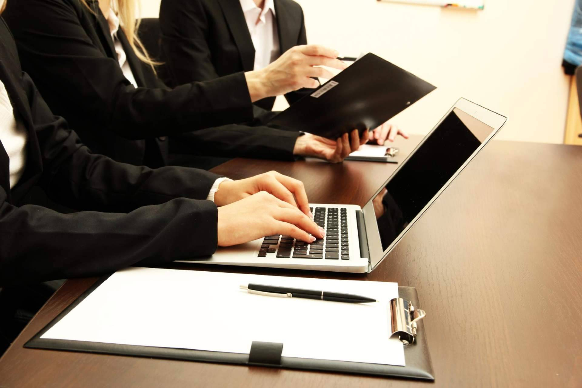 La presencia online de los despachos de abogados gana peso en la era de la IA y la búsqueda digital