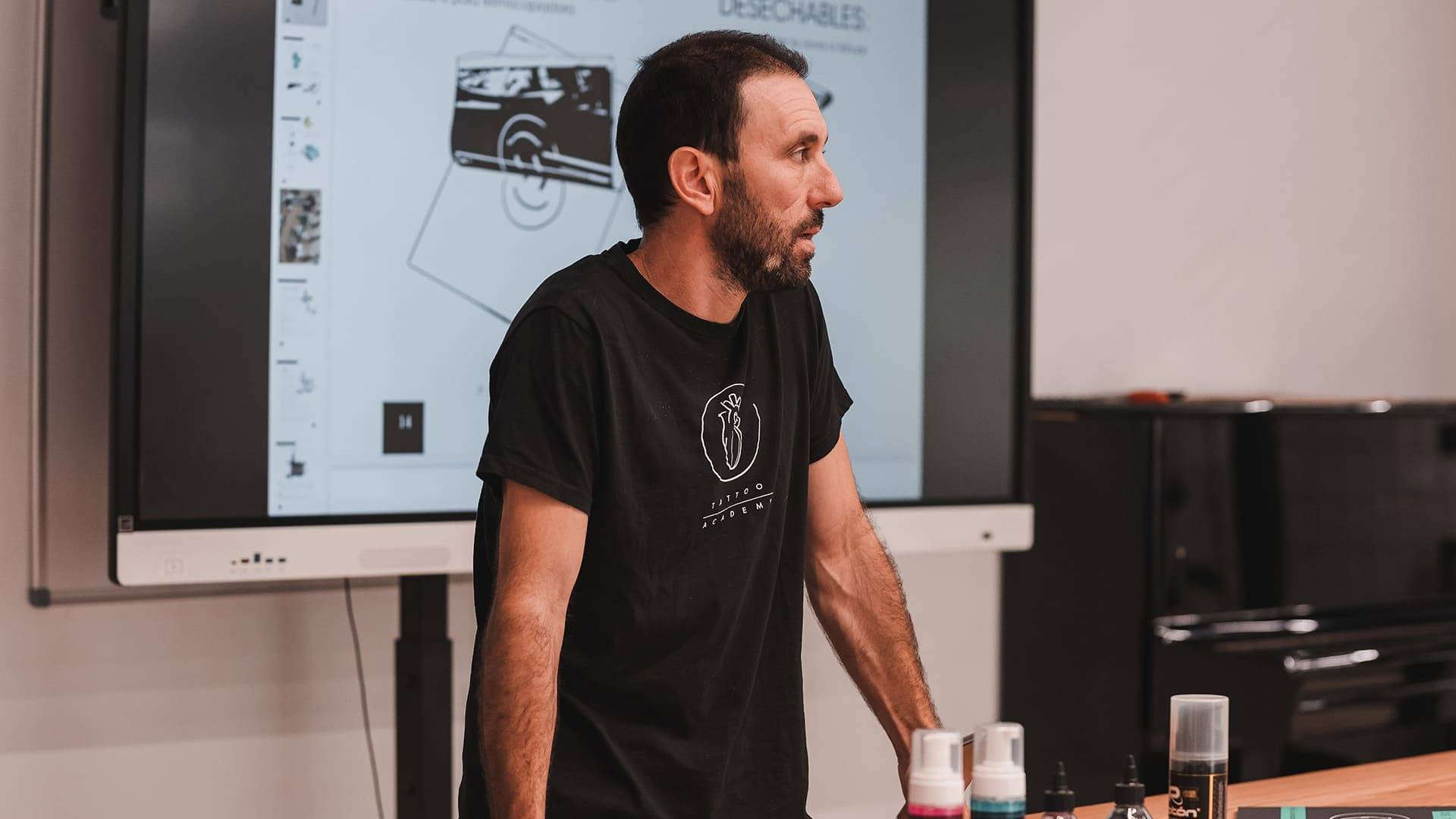Por qué aprender a tatuar requiere práctica real en un curso presencial