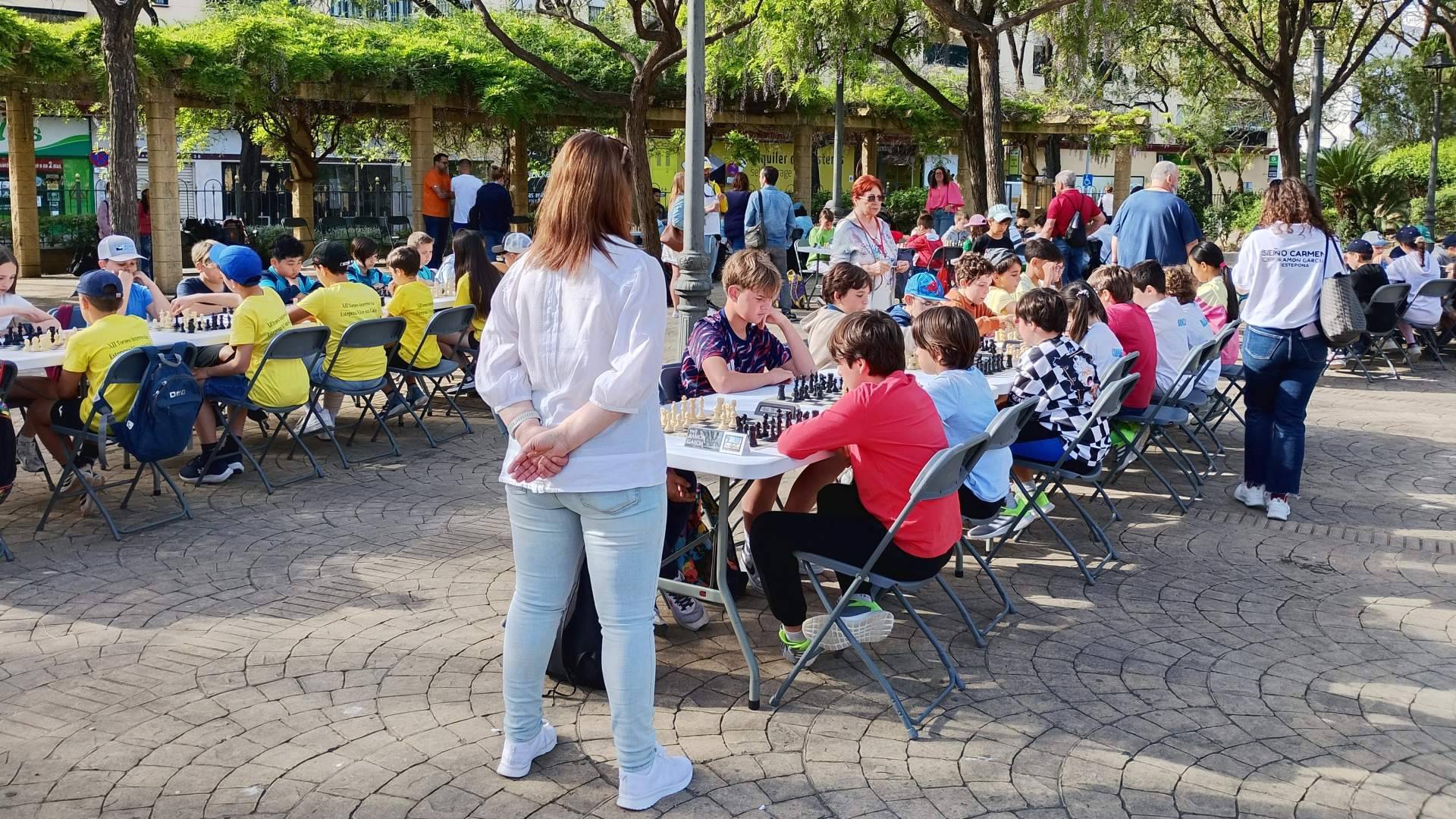 El XII Interescolar de Ajedrez llena el Parque del Calvario de jóvenes jugadores