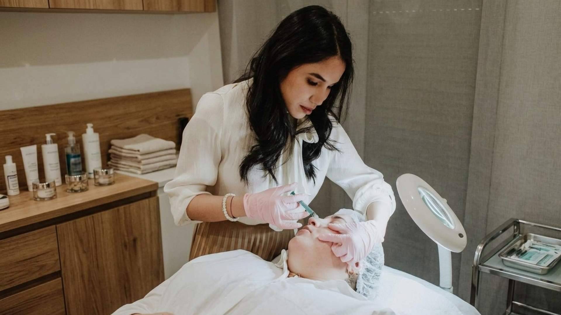 Rejuvenecer sin excesos y cuidar el cabello con criterio médico