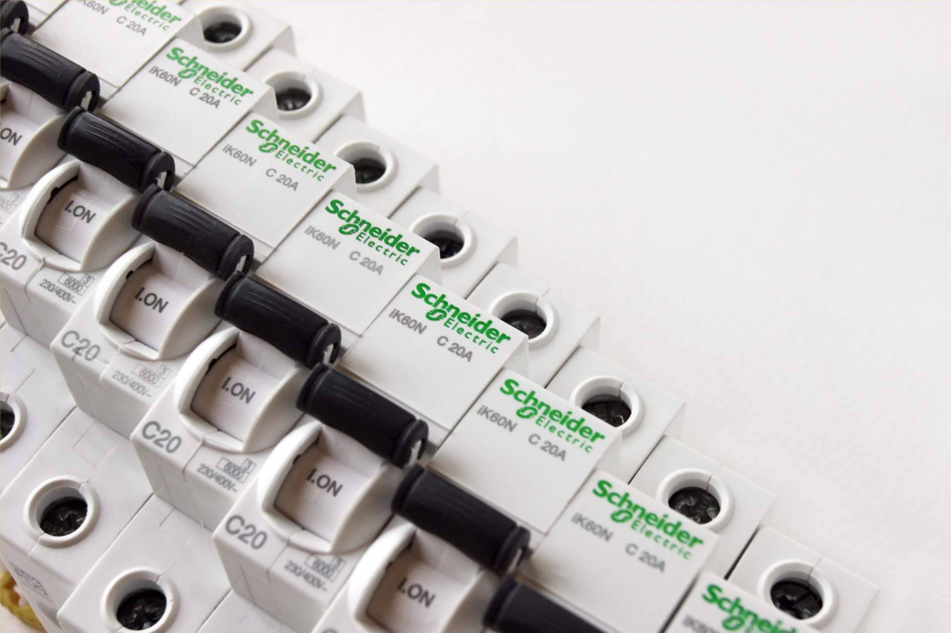 Cadenza Electric revoluciona el suministro técnico con su catálogo de material eléctrico industrial online