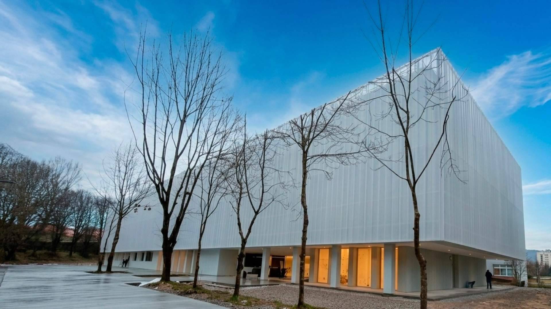 Cómo el diseño a medida de fachadas y cubiertas optimiza la habitabilidad en las naves industriales modernas